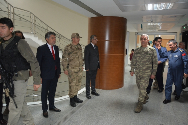 Genelkurmay Başkanı Akar yaralı askerleri ziyaret etti